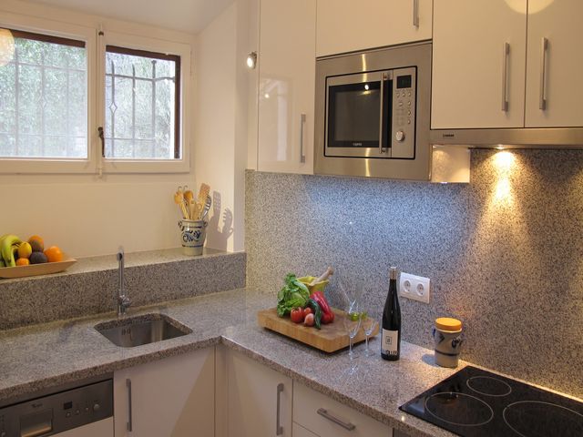 バーの空間を彩る内装と設計が生み出す唯一無二の非日常体験